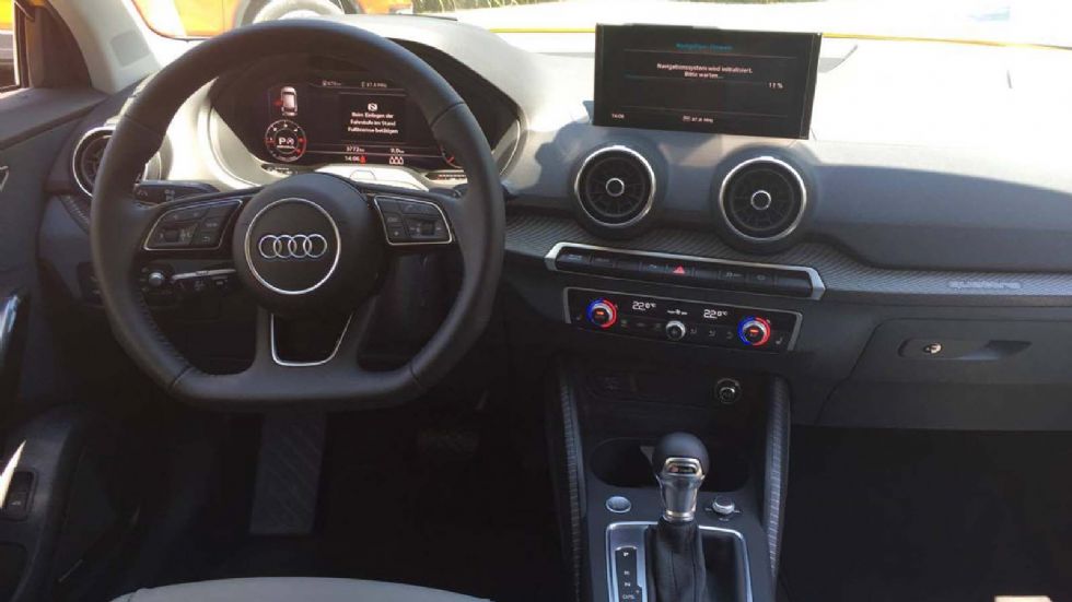 Γνώριμη, από τα υπόλοιπα μοντέλα της Audi, η εικόνα στο εσωτερικό του Q2.